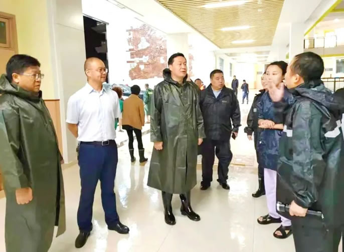 暴雨無情 人間有愛丨樂山東辰為你遮風擋雨